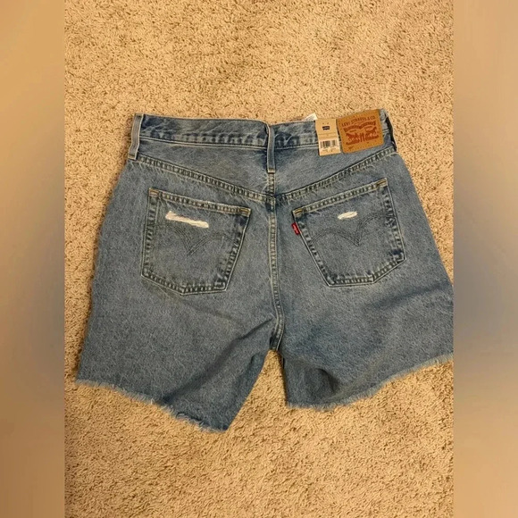 NWT Levi’s 501 distressed denim short - Picture 4 of 5